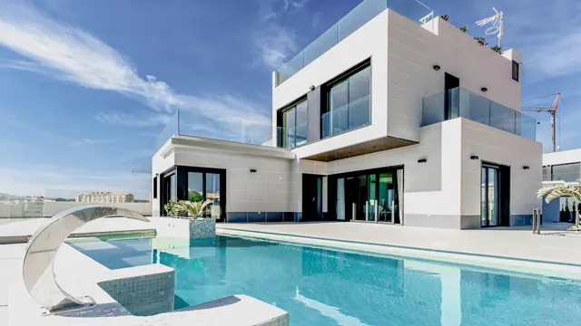 Photo de la façade d’une villa avec piscine