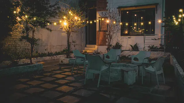 Photo d’une terrasse le soir