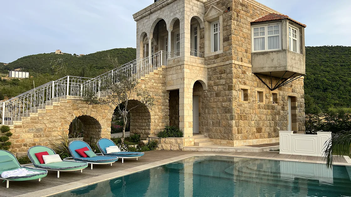 Photo d’origine d’une villa en pierre avec piscine
